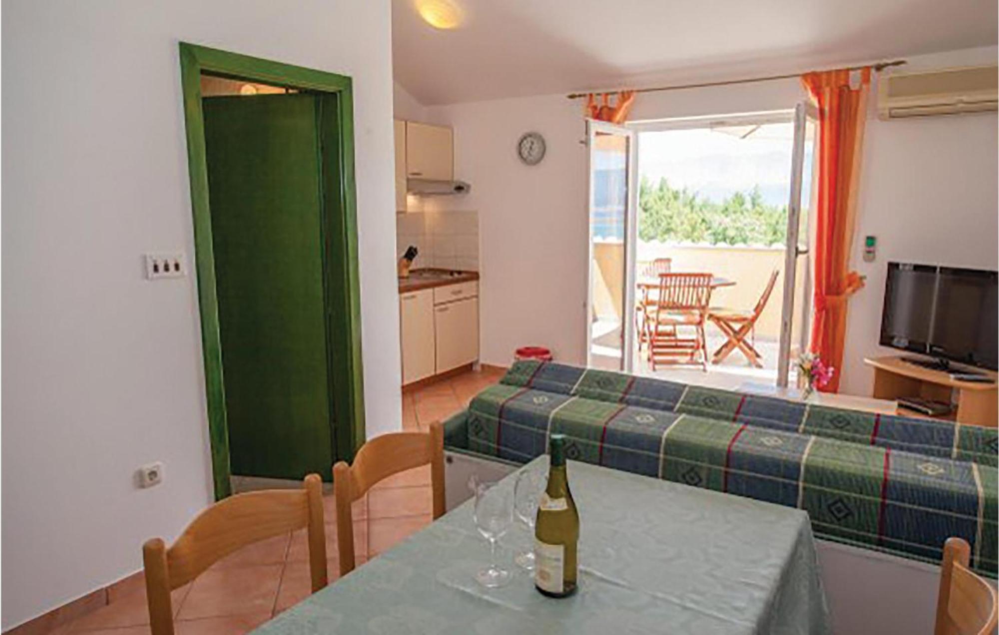 Gorgeous Apartment In Malinska With Kitchen Exterior foto